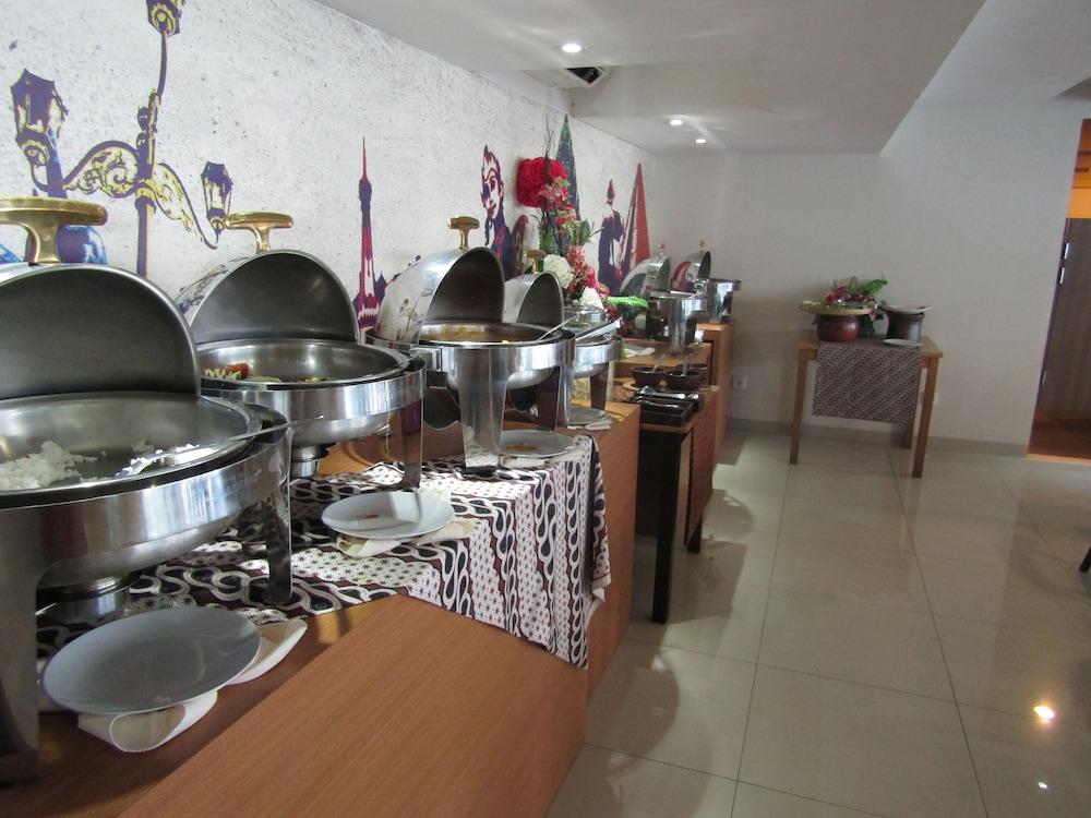 Student Park Hotel Jogjakarta Buitenkant foto
