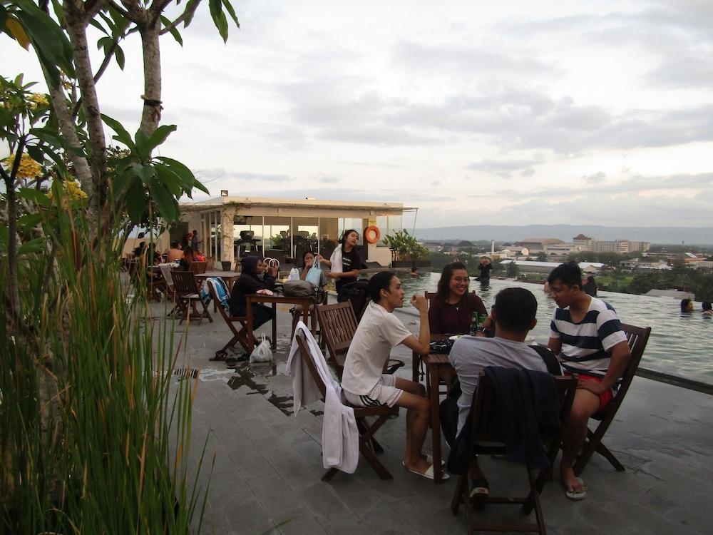 Student Park Hotel Jogjakarta Buitenkant foto