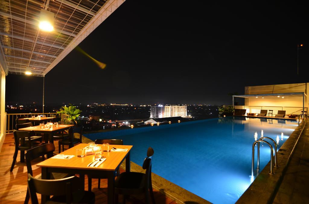 Student Park Hotel Jogjakarta Buitenkant foto
