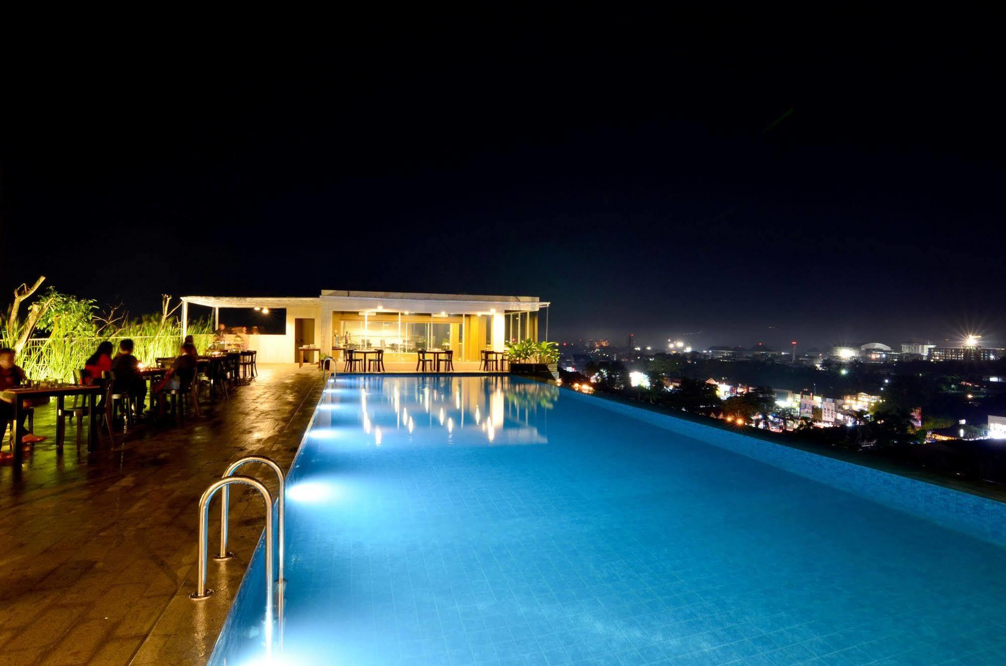 Student Park Hotel Jogjakarta Buitenkant foto